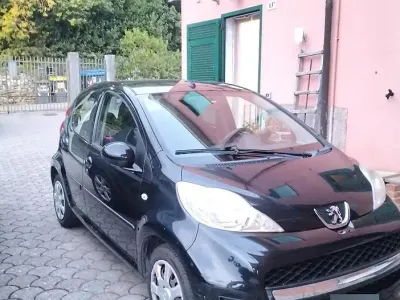 Usata Peugeot 107 68 CV (50 kW) 2010 Nero Utilitaria
