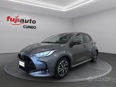 Begagnad Toyota Yaris Hybrid Lounge 116 HK (85 kW) 2022 Grå Halvkombi