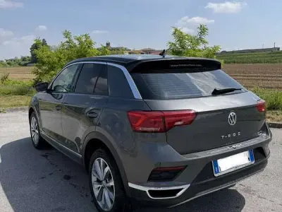 Usata VW T-Roc 150 CV (110 kW) 2019 Grigio SUV