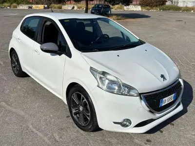 Usata Peugeot 208 Active 82 CV (60 kW) 2014 Bianco Utilitaria