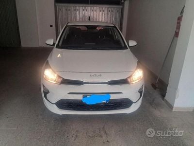 Usata Kia Rio Urban 84 CV (61 kW) 2022 Bianco Utilitaria