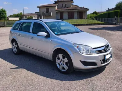 Usata Opel Astra Enjoy 116 CV (85 kW) 2010 Argento Station wagon