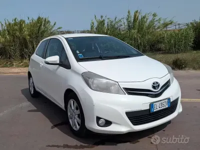 Usata Toyota Yaris Lounge 99 CV (72 kW) 2012 Bianco Utilitaria