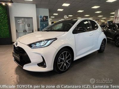 Begagnad Toyota Yaris Hybrid Lounge 115 HK (84 kW) 2021 Vit Sedan