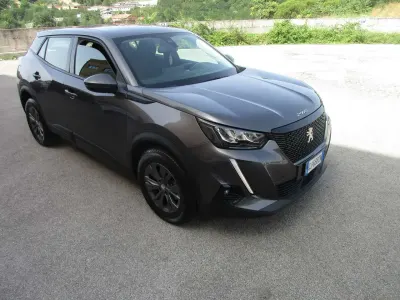 Usata Peugeot 2008 Active 102 CV (75 kW) 2021 Grigio SUV