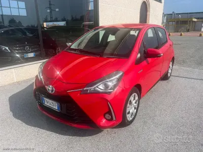 Usata Toyota Yaris Hybrid Cool 73 CV (53 kW) 2018 Rosso Berlina