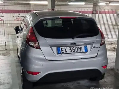 Usata Ford Fiesta 97 CV (71 kW) 2014 Grigio Utilitaria