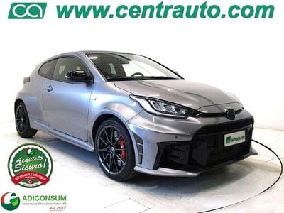 Usata Toyota Yaris 280 CV (205 kW) 2024 Grigio Utilitaria