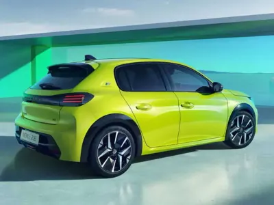 Nuova Peugeot e-208 56 kW (77 CV) 2026 Argento Utilitaria