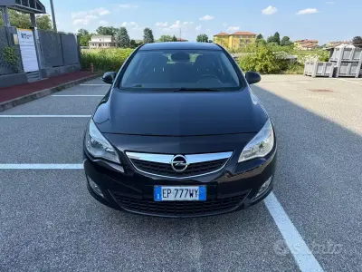 Usata Opel Astra Cosmo 130 CV (95 kW) 2013 Nero Berlina