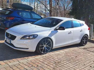 Usata Volvo V40 R-Design Kinetic 120 CV (88 kW) 2016 Bianco Berlina