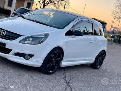 Usata Opel Corsa Sport 90 CV (66 kW) 2009 Bianco Coupé