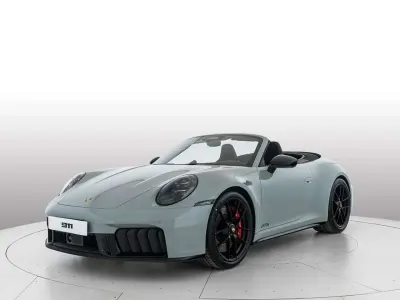 Usata Porsche 992 541 CV (397 kW) 2026 Shade green metallizzato/capot Cabrio