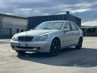 Usata Mercedes C180 129 CV (94 kW) 2001 Grigio Berlina