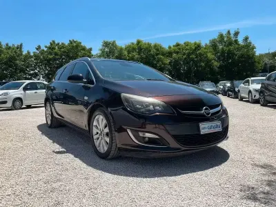 Usata Opel Astra Cosmo 130 CV (95 kW) 2012 Marrone Station wagon