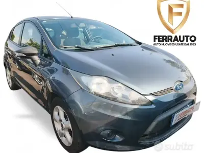 Usado Ford Fiesta Titanium 82 CV (60 kW) 2011 Gris Berlina