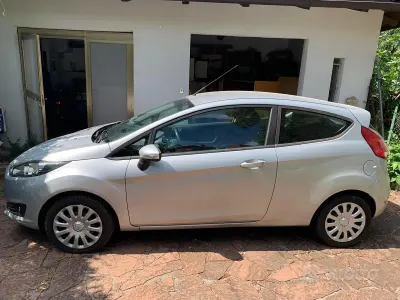 Usata Ford Fiesta 100 CV (73 kW) 2014 Grigio Utilitaria