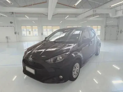 Usata Toyota Yaris Hybrid Business Edition 92 CV (67 kW) 2023 Nero Berlina