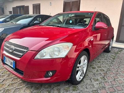 Begagnad Kia Ceed 2010 Röd Halvkombi