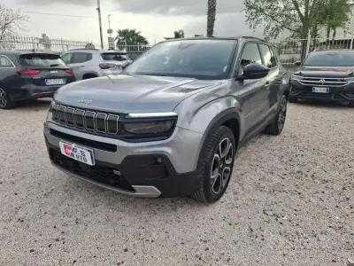 Käytetty Jeep Avenger Summit 101 HP (74 kW) 2023 Harmaa Katumaasturi
