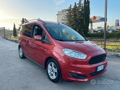 Usata Ford Tourneo Courier 75 CV (55 kW) 2015 Arancione Monovolume