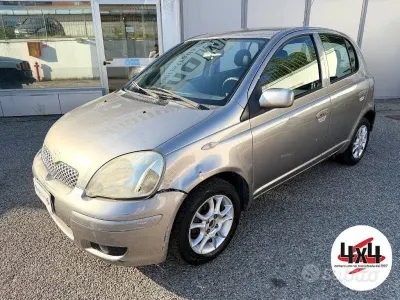 Usata Toyota Yaris Sol 75 CV (55 kW) 2003 Grigio Berlina