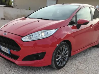 Usata Ford Fiesta ST-Line 75 CV (55 kW) 2017 Rosso Utilitaria