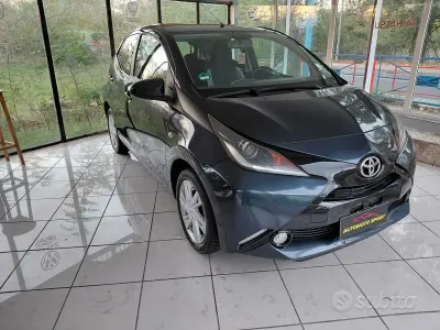 Usata Toyota Aygo X-clusiv 69 CV (50 kW) 2015 Grigio Utilitaria