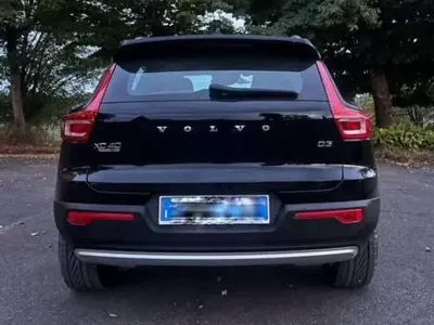 Usata Volvo XC40 Momentum 150 CV (110 kW) 2021 Nero SUV