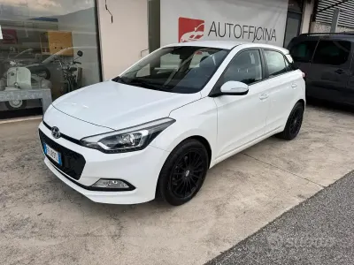 Usata Hyundai i20 Comfort 75 CV (55 kW) 2015 Bianco Berlina