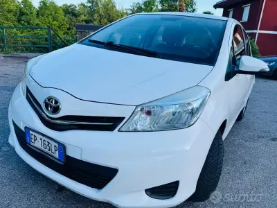 Usata Toyota Yaris Lounge 69 CV (50 kW) 2013 Bianco Utilitaria