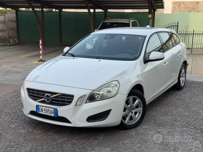 Usata Volvo V60 Kinetic 115 CV (84 kW) 2012 Bianco Station wagon
