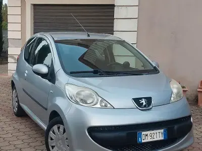 Käytetty Peugeot 107 68 HP (50 kW) 2008 Harmaa Viistoperä