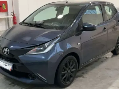 Usata Toyota Aygo X X-play 69 CV (50 kW) 2016 Blu SUV