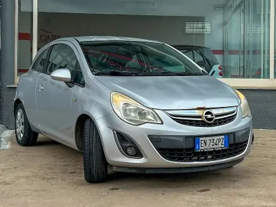 Używany Opel Corsa 65 KM (47 kW) 2012 Srebrny Hatchback