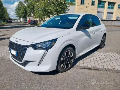 Usata Peugeot 208 Allure 101 CV (74 kW) 2023 Bianco Utilitaria