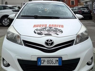 Usata Toyota Yaris 70 CV (51 kW) 2014 Bianco Utilitaria