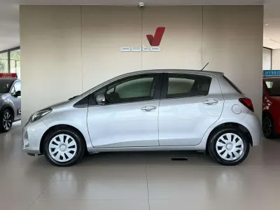 Usata Toyota Yaris Active 69 CV (50 kW) 2015 Argento Utilitaria