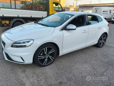 Usata Volvo V40 120 CV (88 kW) 2018 Bianco Berlina