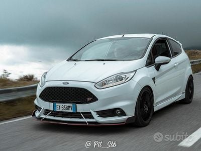 Usata Ford Fiesta ST 182 CV (133 kW) 2015 Bianco Berlina