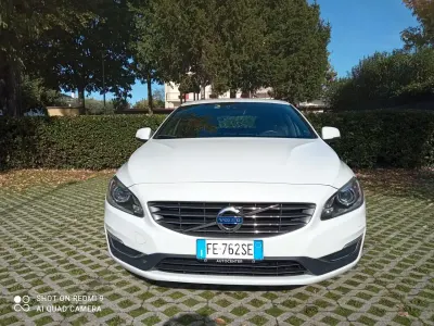 Usata Volvo V60 Momentum 220 CV (161 kW) 2016 Bianco Station wagon