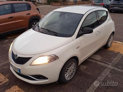 Usata Lancia Ypsilon 95 CV (69 kW) 2015 Bianco Utilitaria