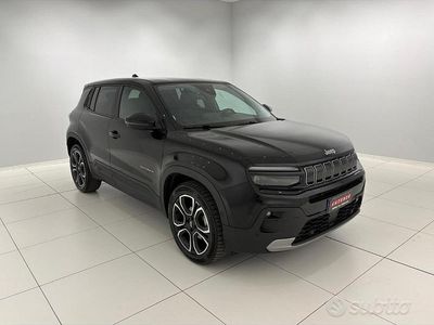 Begagnad Jeep Avenger Summit 101 HK (74 kW) 2023 Svart SUV