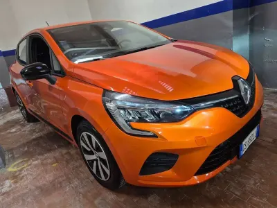 Usata Renault Clio V SE 67 CV (49 kW) 2023 Arancio metallizz. Berlina