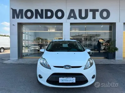 Usata Ford Fiesta Titanium 82 CV (60 kW) 2011 Bianco Berlina