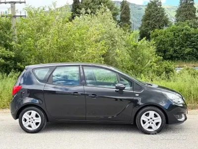 Usado Opel Meriva Cosmo 120 CV (88 kW) 2016 Negro Monovolumen