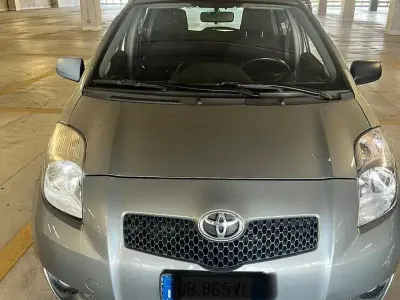 Usata Toyota Yaris 87 CV (63 kW) 2006 Grigio Berlina