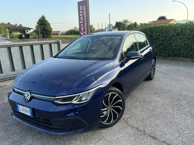 Usata VW Golf VIII Life 110 CV (80 kW) 2022 Blu/azzurro Berlina