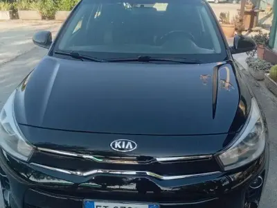 Usata Kia Rio Active 77 CV (56 kW) 2019 Nero Berlina