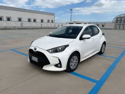 Usata Toyota Yaris Hybrid Active 92 CV (67 kW) 2022 Bianco Berlina